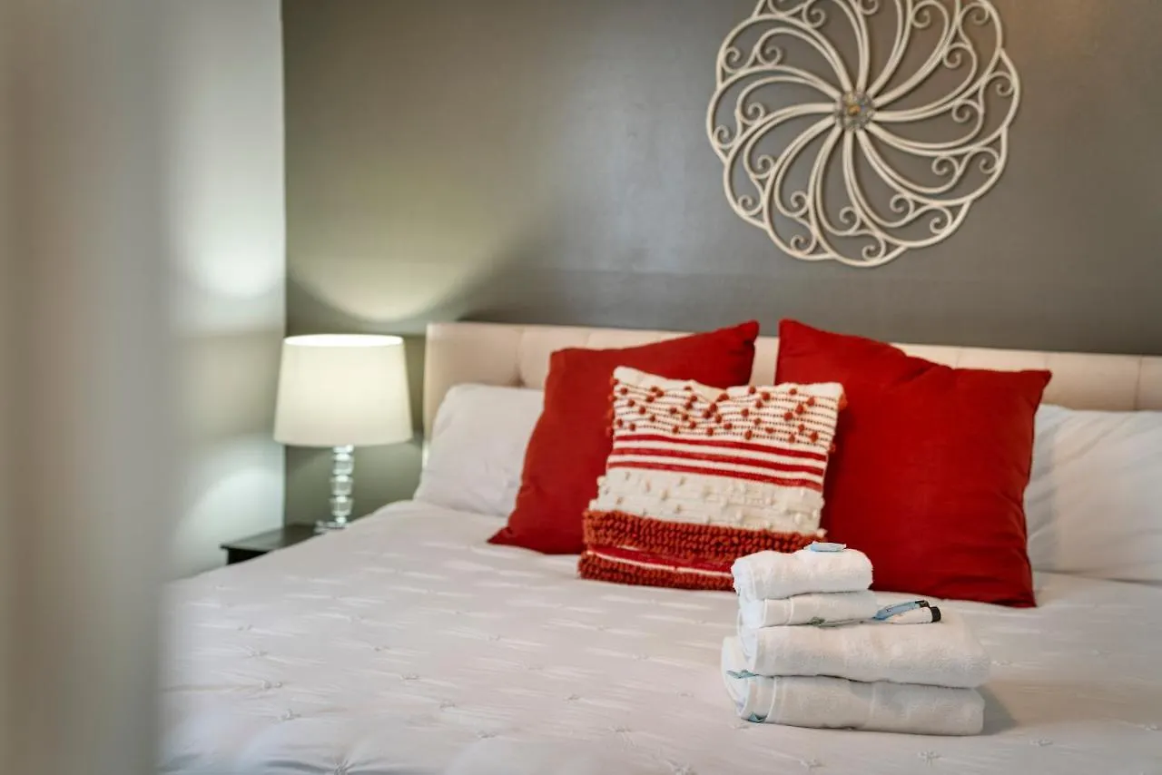 シャーロットTrendy Escape ◉ California King Bed Awaits!アパートメント シャーロット